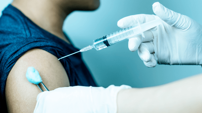 СМИ: В школах Британии детей 12-15 лет начнут вакцинировать против COVID-19 