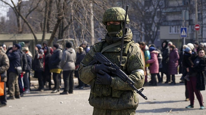 Россияне на оккупированных территориях покупают показания против Украины