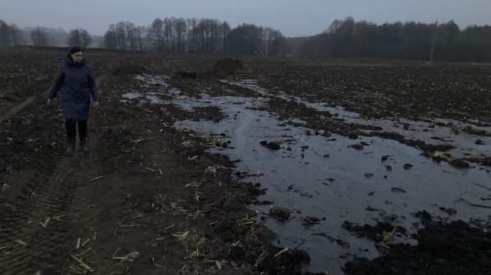 В Сумской области из-за аварии поле залило нефтью