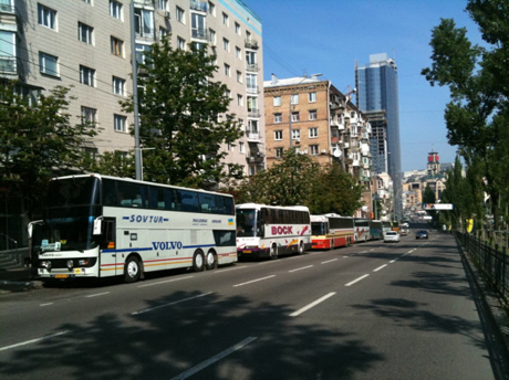 Автобусы вдоль бульвара Леси Украинки. Фото Оксаны Коваленко, УП