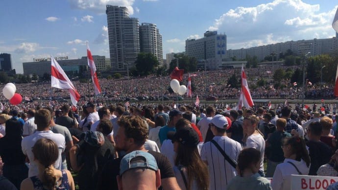 Уходи! В Минске и десятки тысяч человек вышли на акцию против Лукашенко