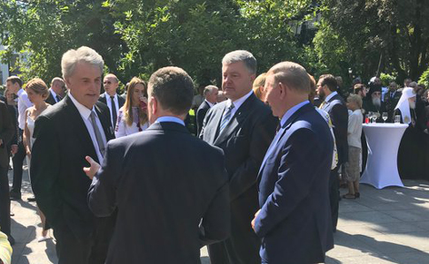 Порошенко приехал к Зеленскому на прием президентов