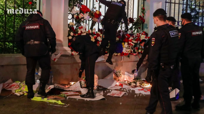 В Москве полицейские растоптали мемориал возле посольства Беларуси
