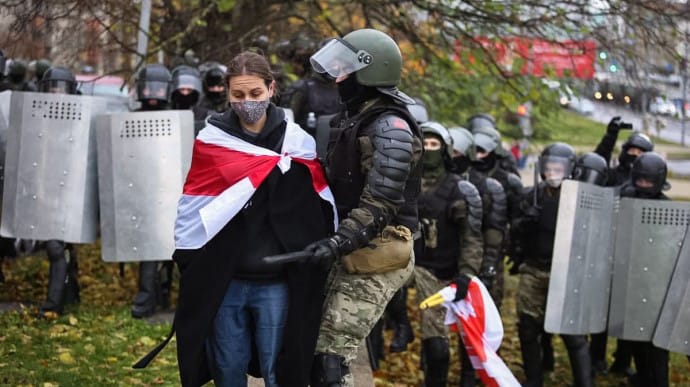 У Мінську знову акція протесту, силовики стріляють і масово затримують людей