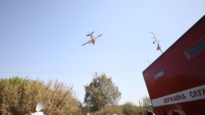 ​​Лісові пожежі: вогонь гасять із літаків і поїздів, обіцяють людям компенсації
