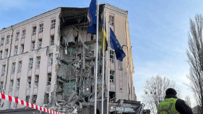 Ракетный обстрел: в Киеве погиб человек, 22 раненых, есть разрушения