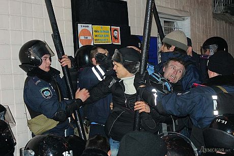 Столкновения активистов и милиции возле базы Беркута в Одессе