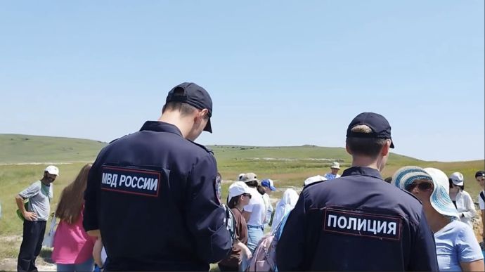 Russians detained Crimean Tatars for national flags