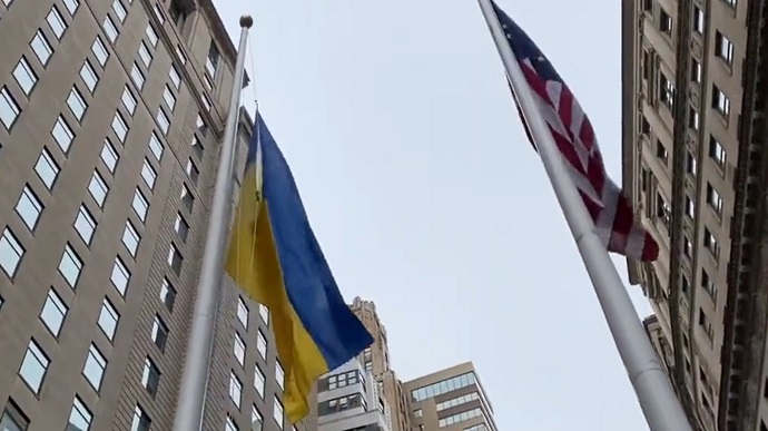 Будет развеваться до победы Украины: в центре Нью-Йорка мэр поднял сине-желтый флаг