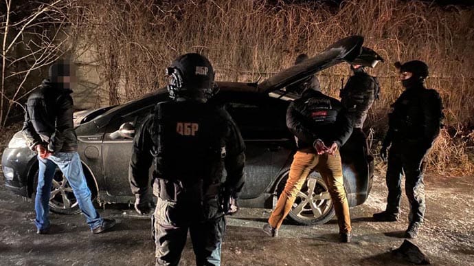 Киевские полицейские закрыли человека в гараже и требовали взятку