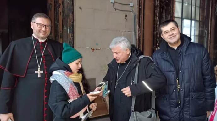 Pope presented with dove of peace made of glass shards from church damaged by Russia in Kyiv – photo