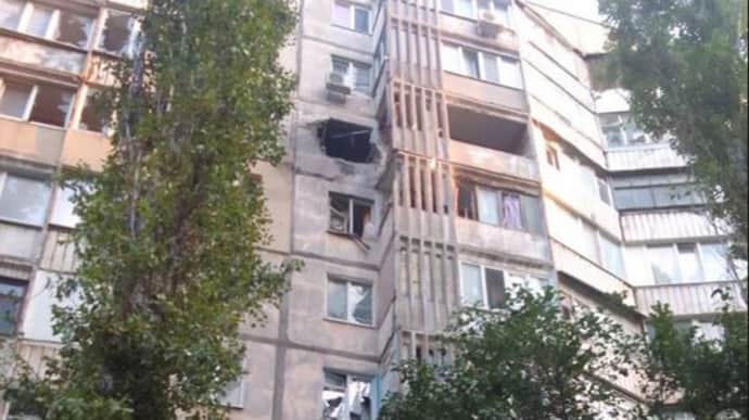 Russians hit high-rise building in Kherson this morning – photos