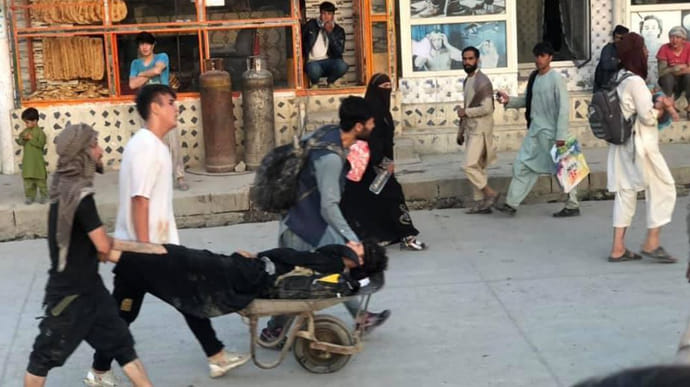 В результате взрывов возле аэропорта Кабула пострадали не менее 60 человек