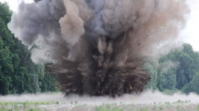 На Запорожье подорвался на мине эвакуационный автомобиль: двое госпитализированных