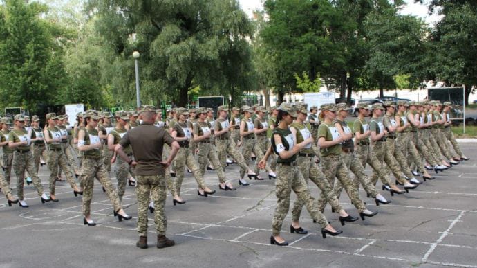 Лютый трэш: в Раде возмутились каблуками женщин на военном параде