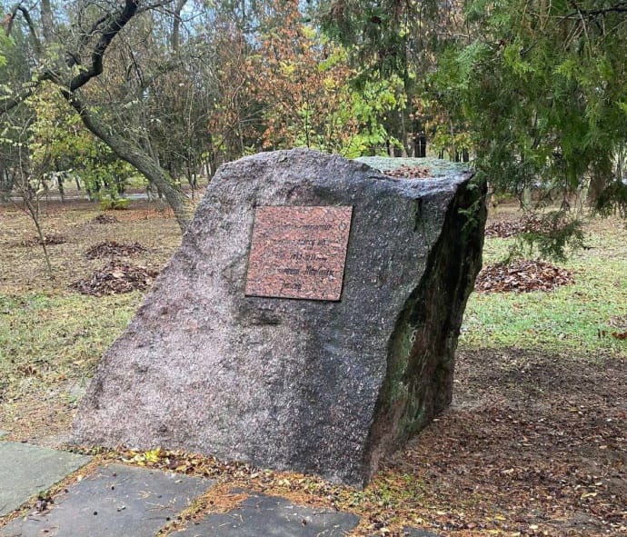 Оккупанты убрали памятники Голодомору на Херсонщине