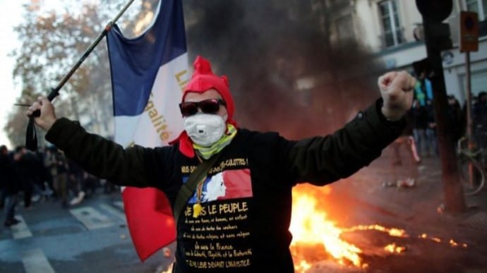 В Париже акция против законопроекта об охране полиции переросла в беспорядки