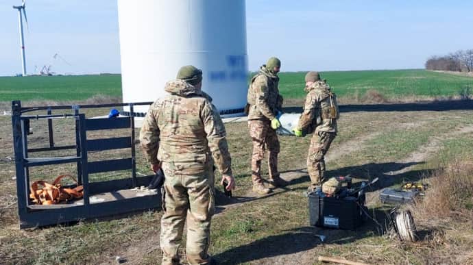 Shahed drone stuck in wind turbine blade in Mykolaiv Oblast – video