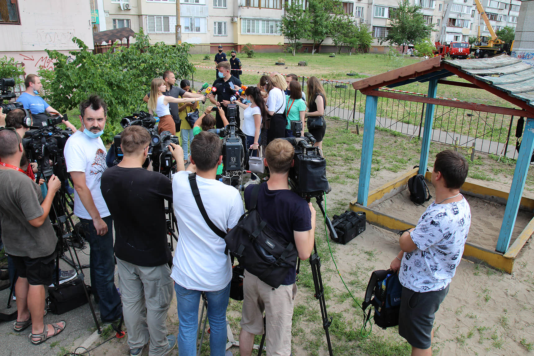 Представители властей и спасатели подходили несколько раз в день к СМИ, чтобы поделиться последними новостями