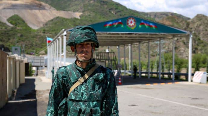 Азербайджан обіцяє випустити з Карабаху вірменів, які складуть зброю