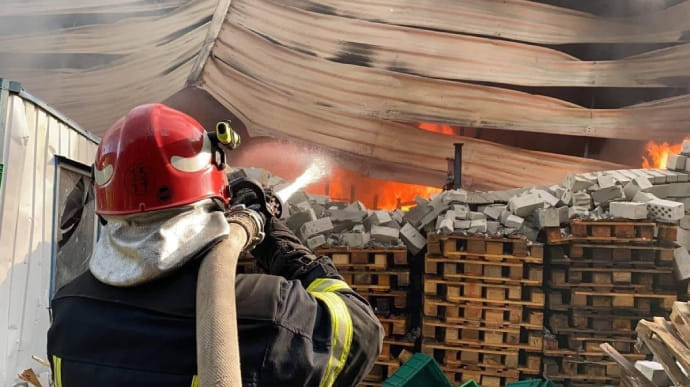В Киеве тушили масштабный пожар на складе