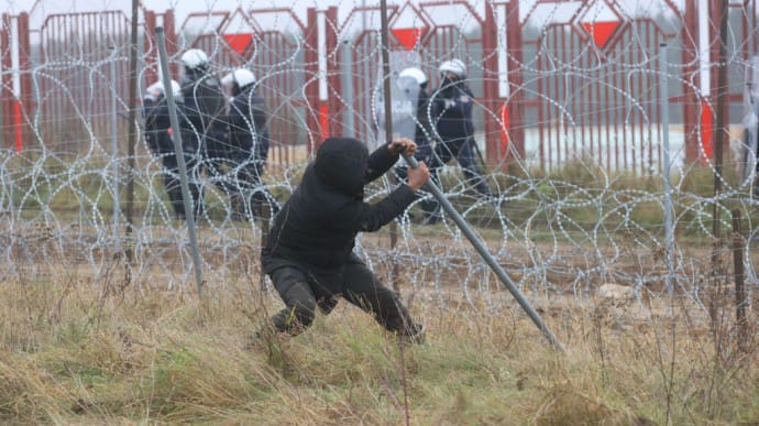 Большая группа мигрантов штурмовала польскую границу, части удалось прорваться