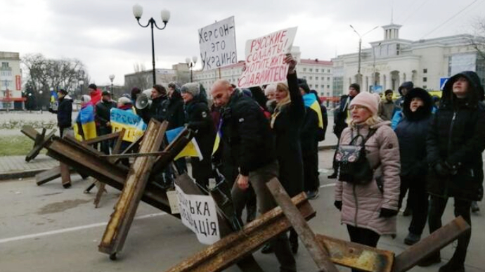 Херсонці знову зібралися на мітинг проти окупації: росіяни застосували газові гранати - ЗМІ
