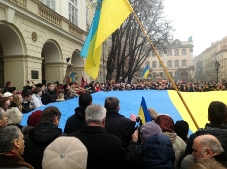 Львовяне исполнили гимн Украины. Фото Zaxid.net