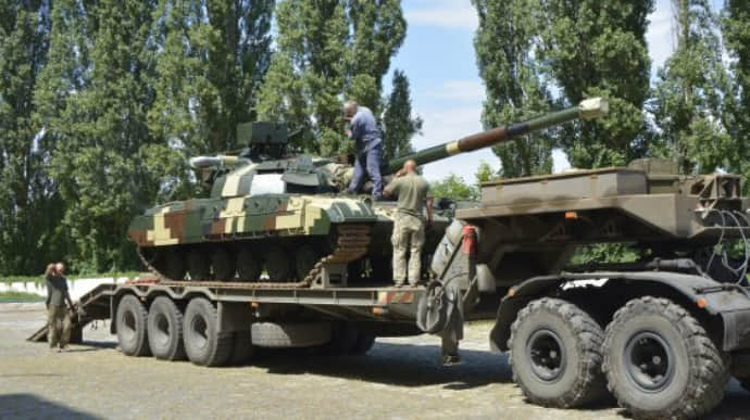 Военным передали два обновленных танка Булат