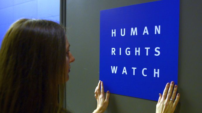 Human Rights Watch дорікнула РФ за касетні боєприпаси, а Україні – за відео з полоненими 