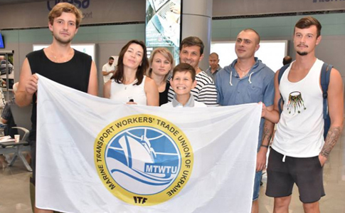В Украину из Афин вернулись 12 моряков: провели на арестованном судне больше года 