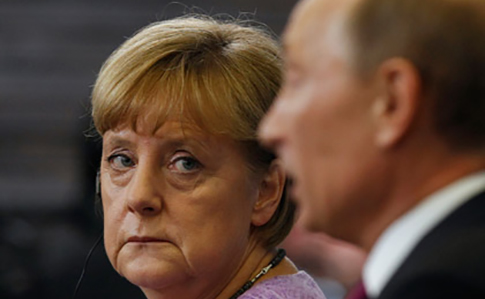 Меркель виступила за подвійну стратегію НАТО щодо Росії