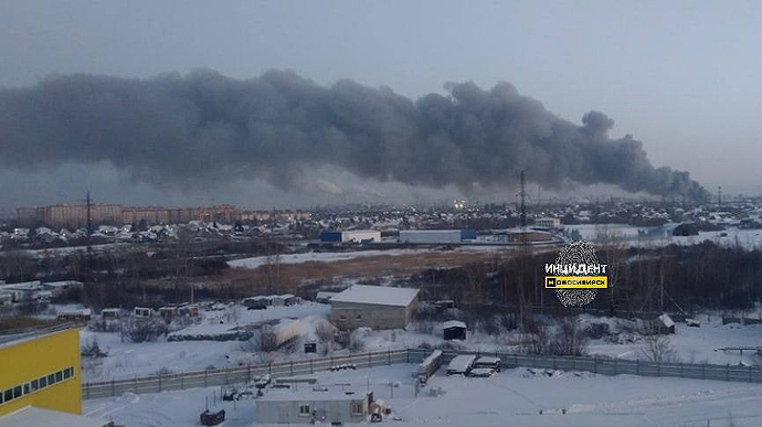 У російському Новосибірську масштабна пожежа: очевидці повідомляли про вибухи 
