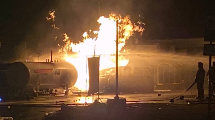 На Полтавщині палає АЗС: мікроавтобус врізався у цистерну з газом