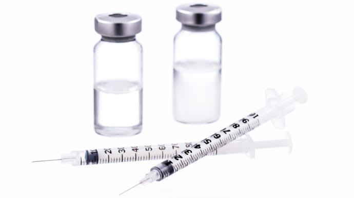 У Британії дозволять змішувати вакцини проти COVID