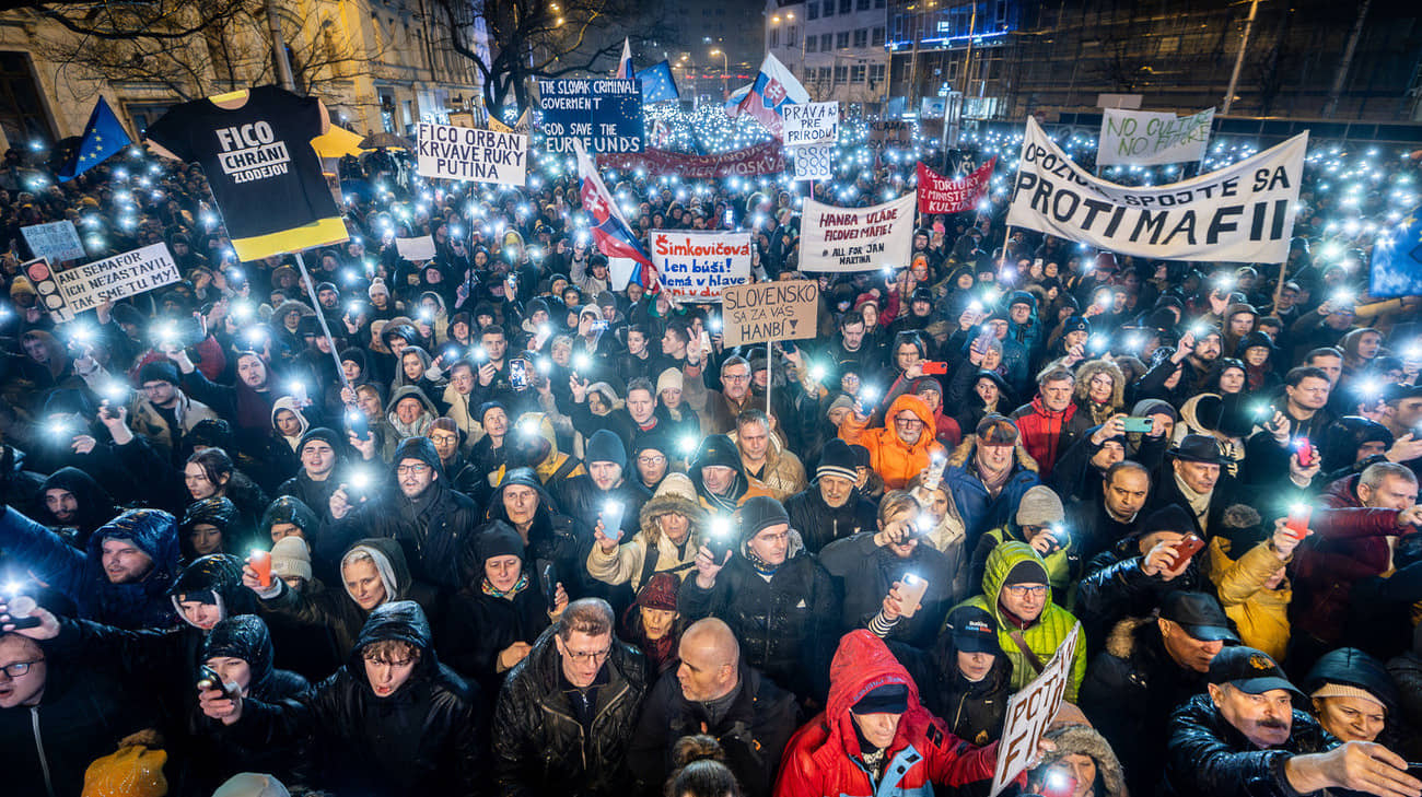 Slovakia witnesses massive protests against Fico government, with record turnout in Bratislava – photo