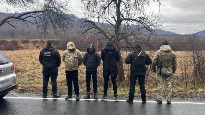 Щоб підвезти клієнтів до кордону, ділки доєднались до кортежу поховання загиблого воїна