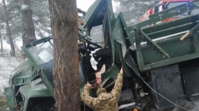 Вантажівка з 30 військовими перекинулась на Львівщині