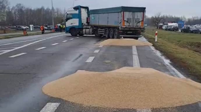 Ukrainian Embassy in Poland turns to police because of spilled grain incident
