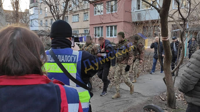 В Одессе военнослужащий взял в заложники женщину с ребенком, их удалось освободить