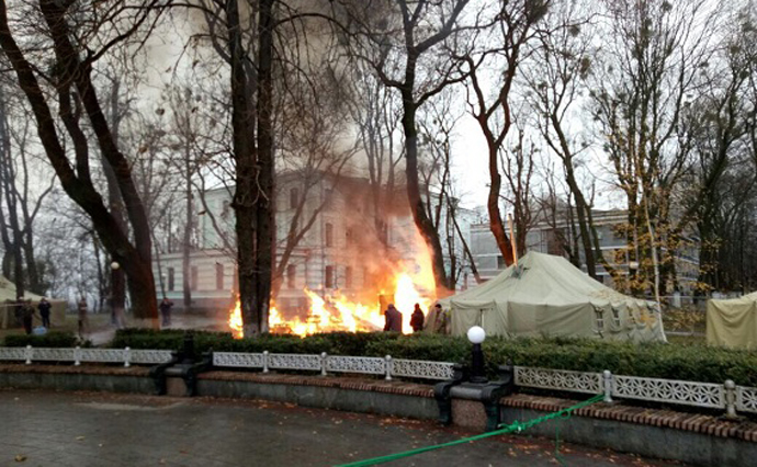Под Верховной Радой сгорела палатка протестующих