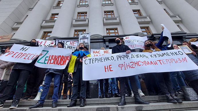 На Банковой митингуют против приговора Стерненко