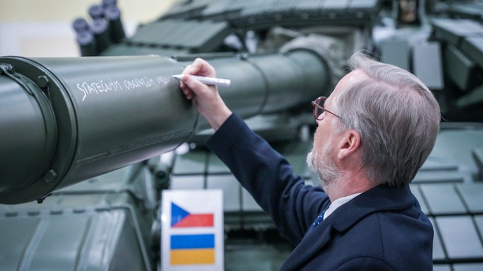 Czech Prime Minister personally signs T-72 tank that will be given to Ukraine 