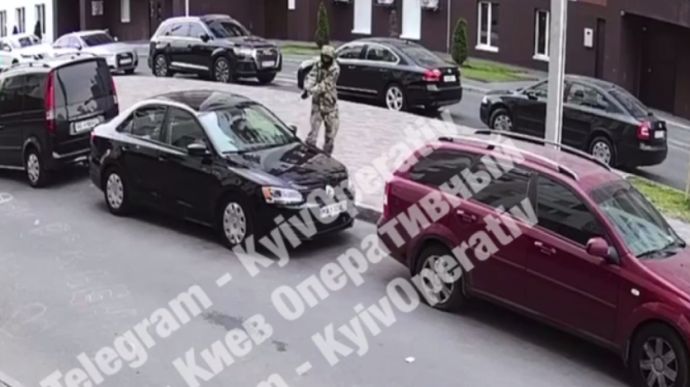 Чоловік у камуфляжі стріляв по водію припаркованого авто під Києвом