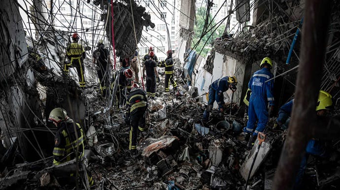 В Киеве спасатели завершили работы в доме, пострадавшем от ракетного удара