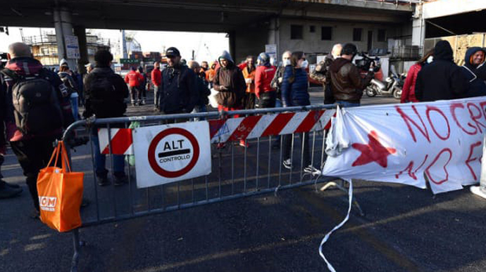 В Италии паспорт здоровья стал обязательным для всех работников, в городах проходят протесты