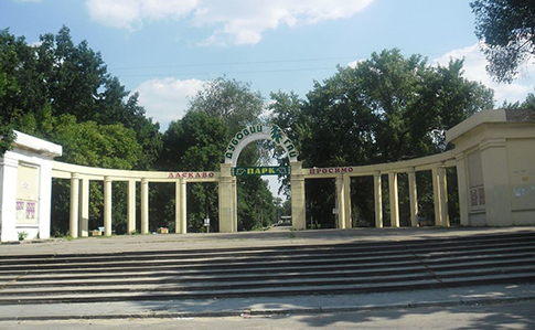 В Запорожье умерла девочка, на которую в парке упала 200-кг скульптура