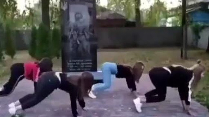 Школьницы танцевали тверк возле памятника погибшим в АТО: полиция составила админпротоколы 