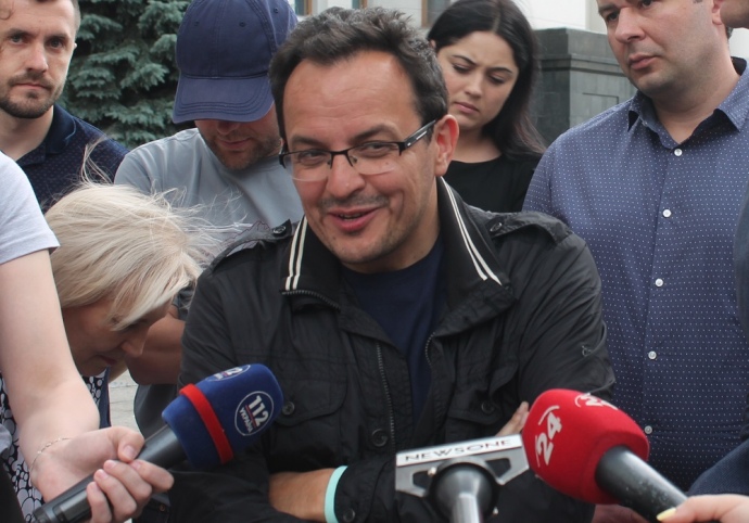 Запитання про складання депутатських повноважень змусило знесиленого Березюка посміхнутись