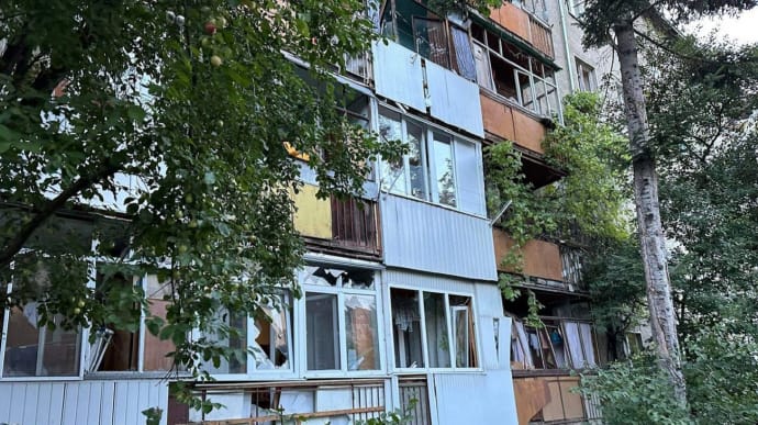 Через ракетний удар в Івано-Франківську пошкоджено будинки на двох вулицях та дитсадок